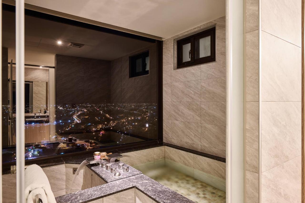 Cuncyue Hot Spring Resort Лодун Экстерьер фото Bathroom with a view