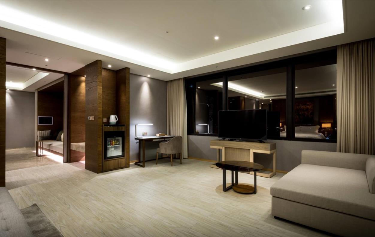 Cuncyue Hot Spring Resort Лодун Номер фото A suite at the hotel