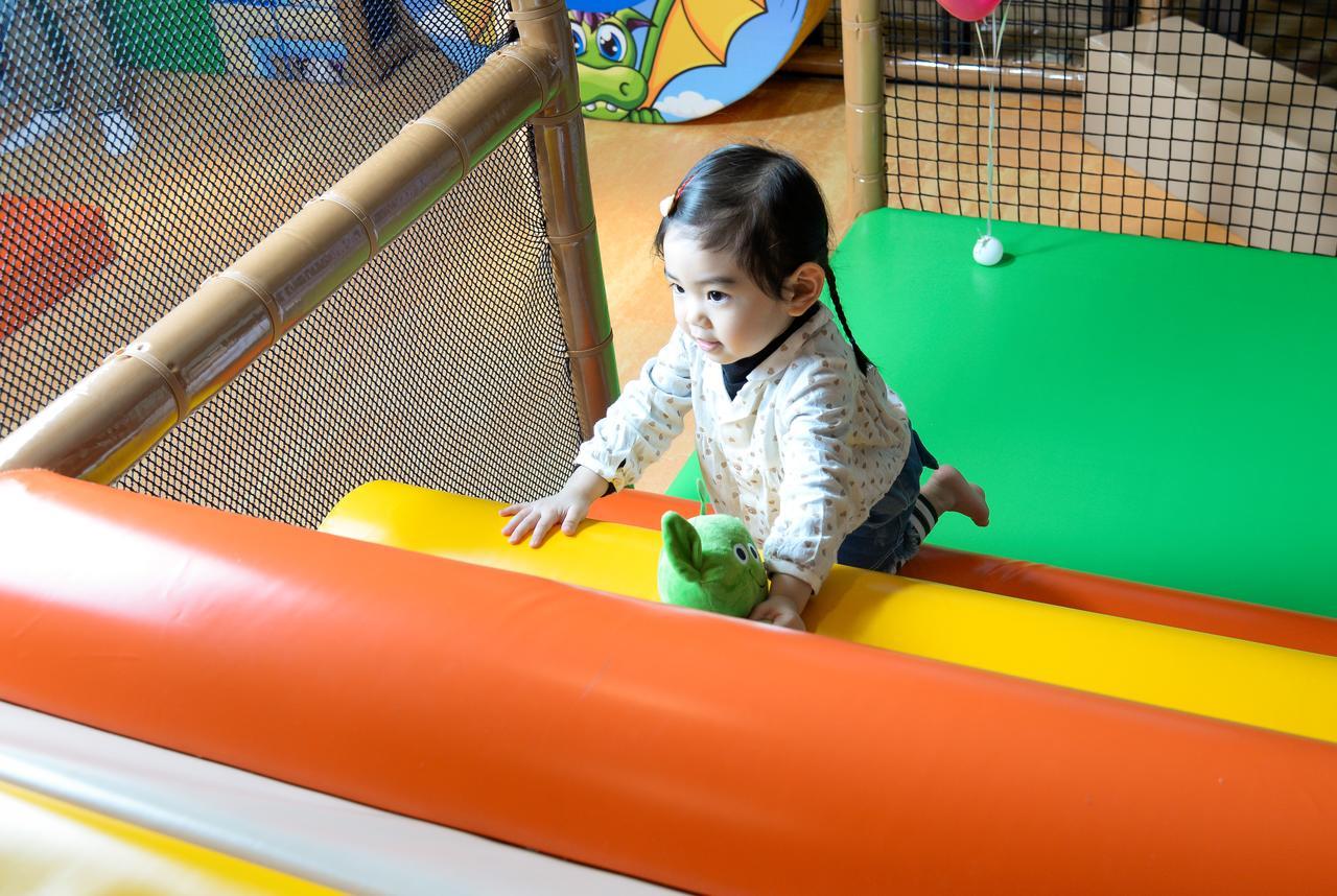 Cuncyue Hot Spring Resort Лодун Экстерьер фото A child playing at a playground
