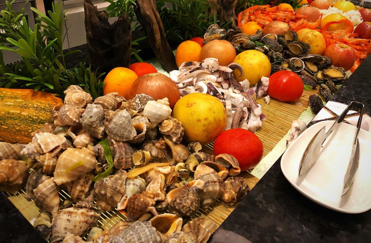 Cuncyue Hot Spring Resort Лодун Экстерьер фото A selection of seafood at a buffet