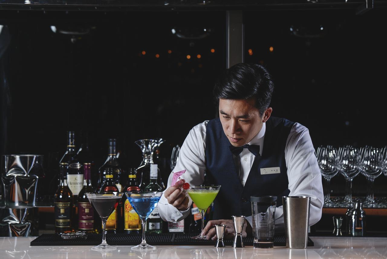 Cuncyue Hot Spring Resort Лодун Экстерьер фото Bartender at work